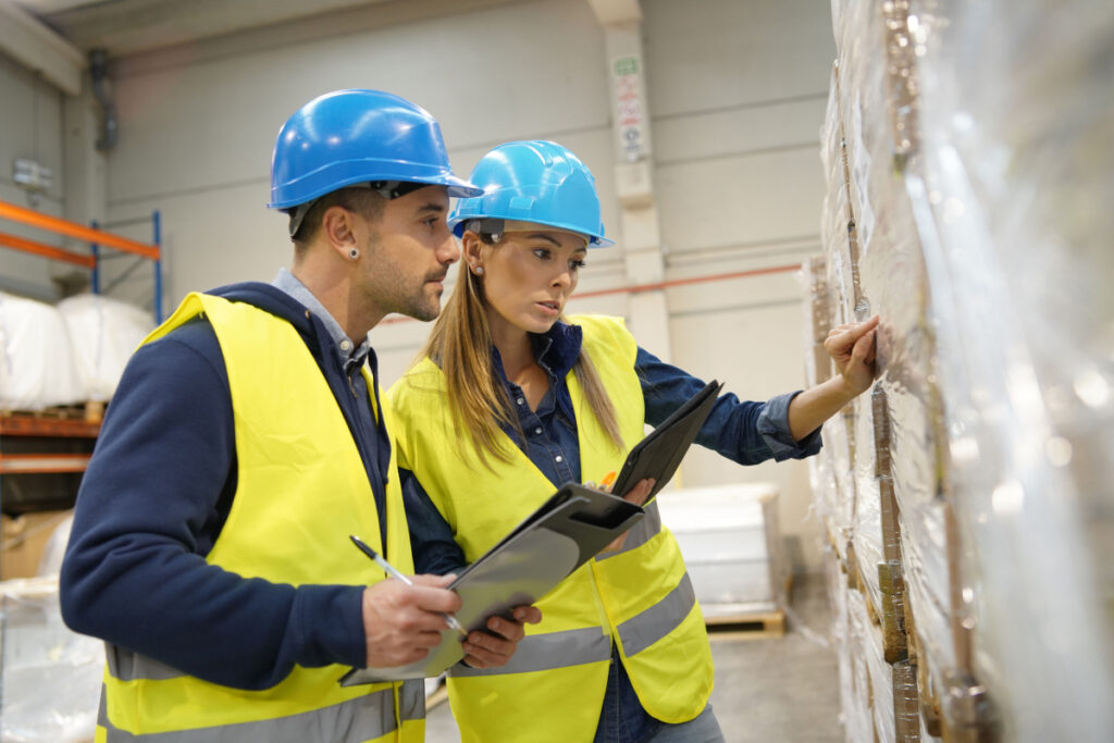 Mitarbeiter prüfen Wareneingang und Lieferscheine manuell